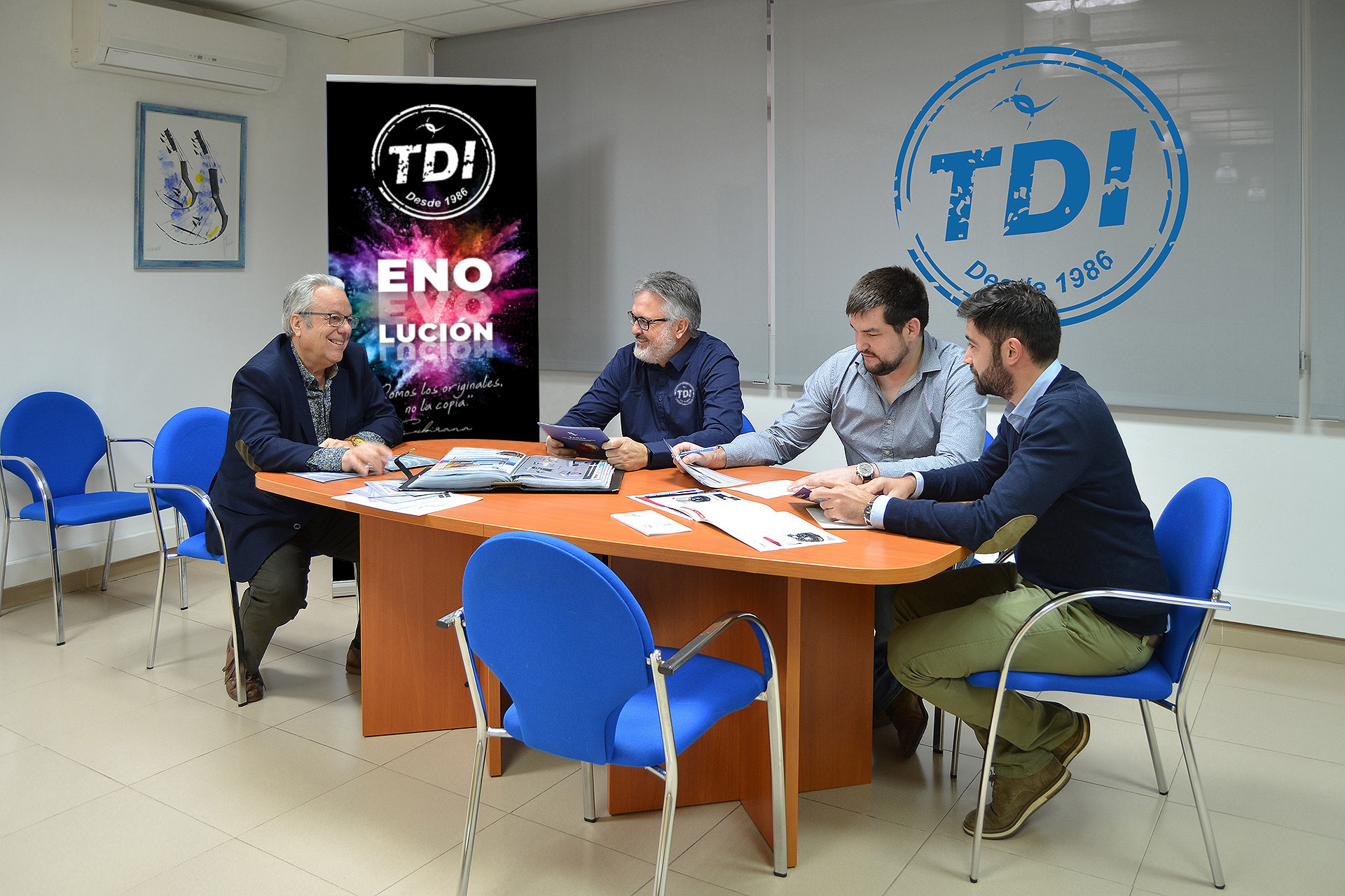 Fotografía de una reunión del personal de la empresa TDI en Gavá
